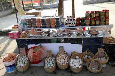 安徽农家土产 大嫂摊上的美食盛宴