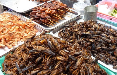 油炸毒蜘蛛 柬埔寨街头的猎奇美食与文化符号